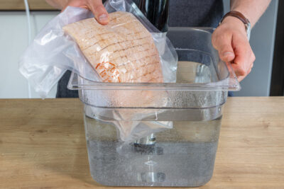 Fleisch ins Wasserbad geben