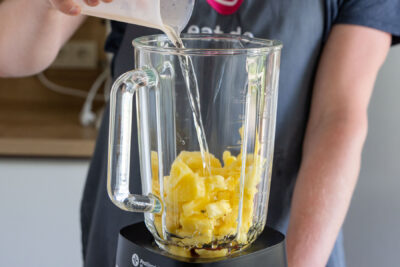 Mango und Weißwein in Mixer geben