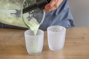 Slush in Gläser abfüllen