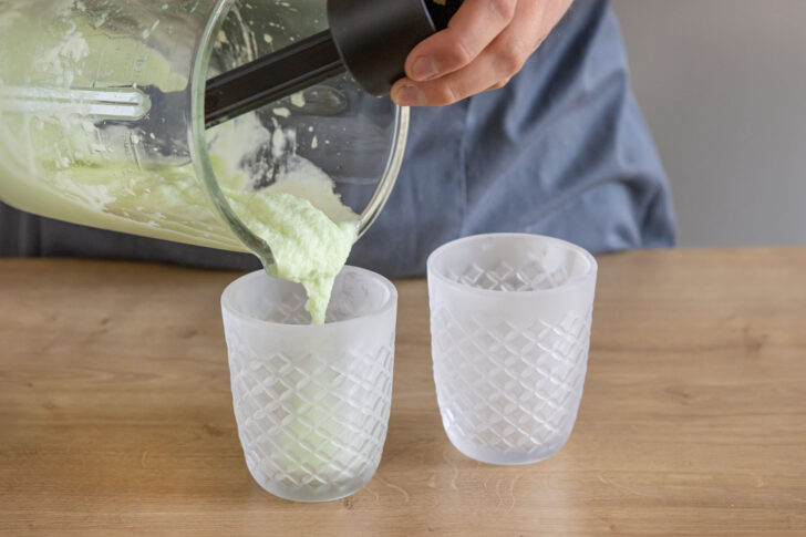 Slush in Gläser abfüllen