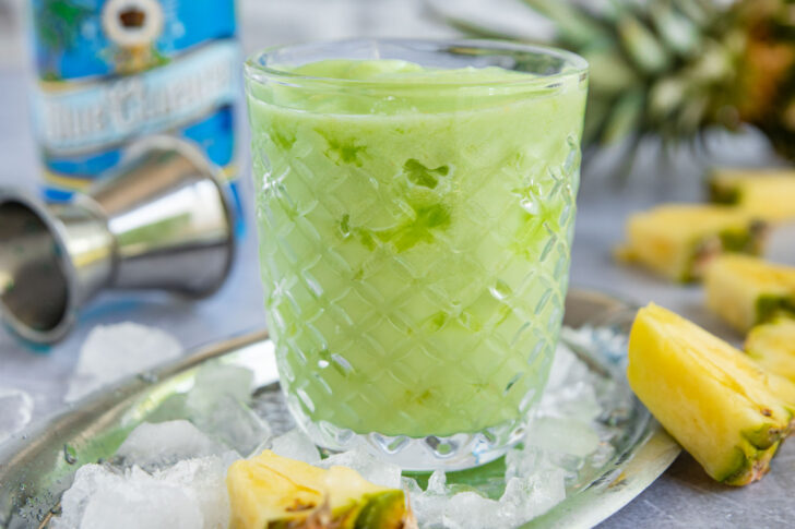 Slush mit Blue Curacao und Ananas