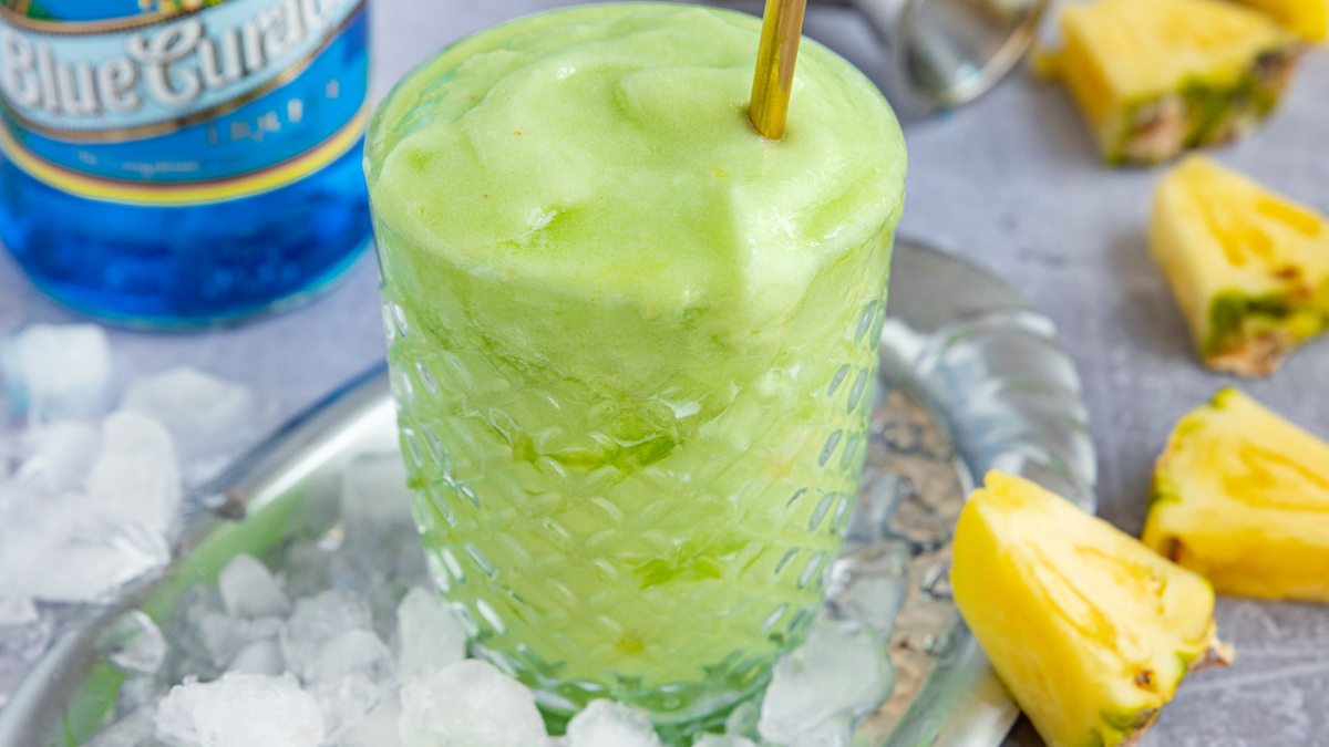 Slush mit Blue Curacao & Ananas | Rezept ohne Maschine - eat.de