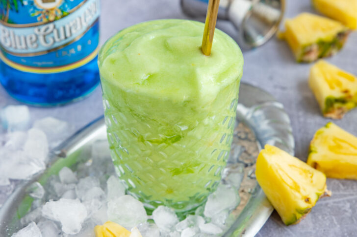 Slush mit Blue Curacao und Ananas