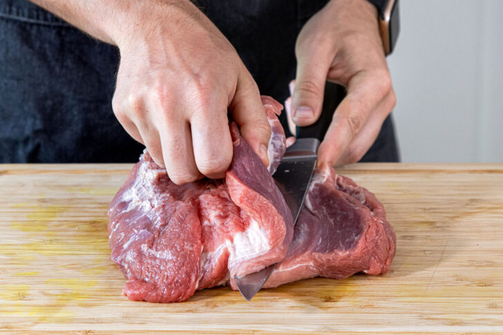 Schweinenacken aufschneiden