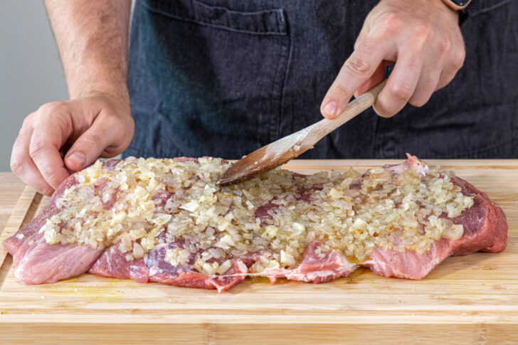 Schweinenacken für Spießbraten füllen