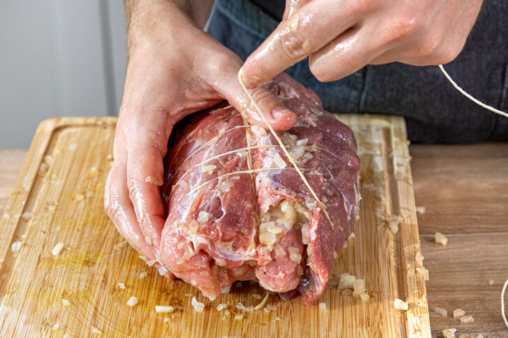 Spießbraten rollen und mit Garn verschließen