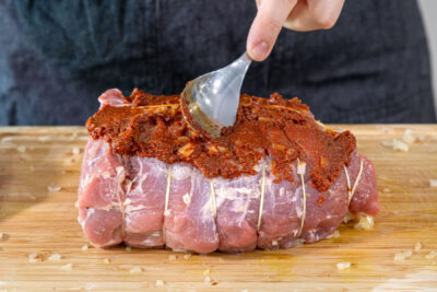 Spießbraten mit Gewürzmischung einstreichen