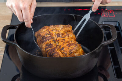 Braten von allen Seiten scharf anbraten