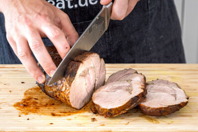 Spießbraten in Scheiben schneiden