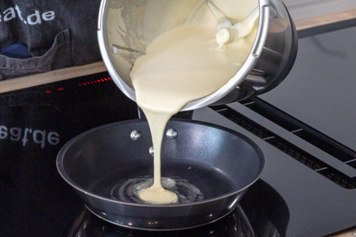 Teig für Süße fluffige Pfannkuchen aus Thermomix® in die Pfanne geben