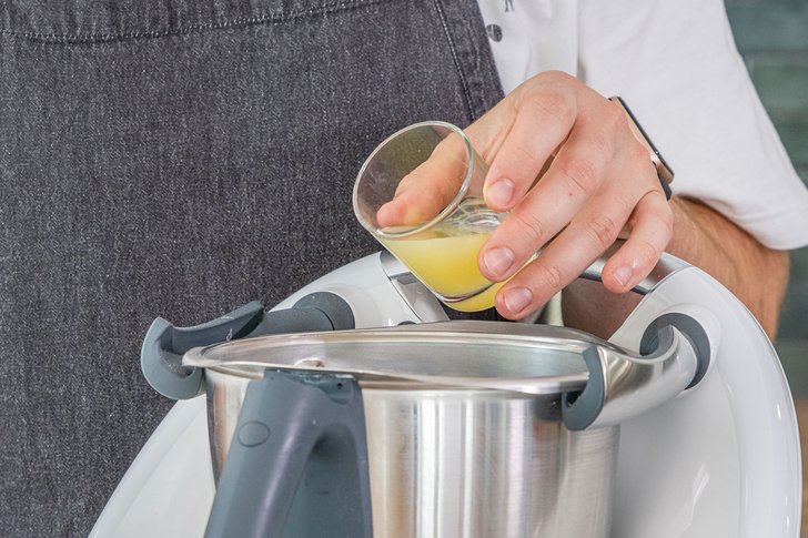 Zitronensaft dazugeben