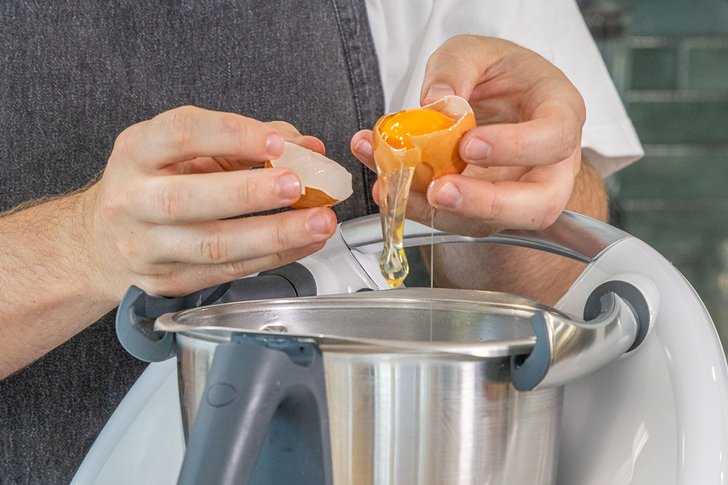 Eier in den Mixtopf geben