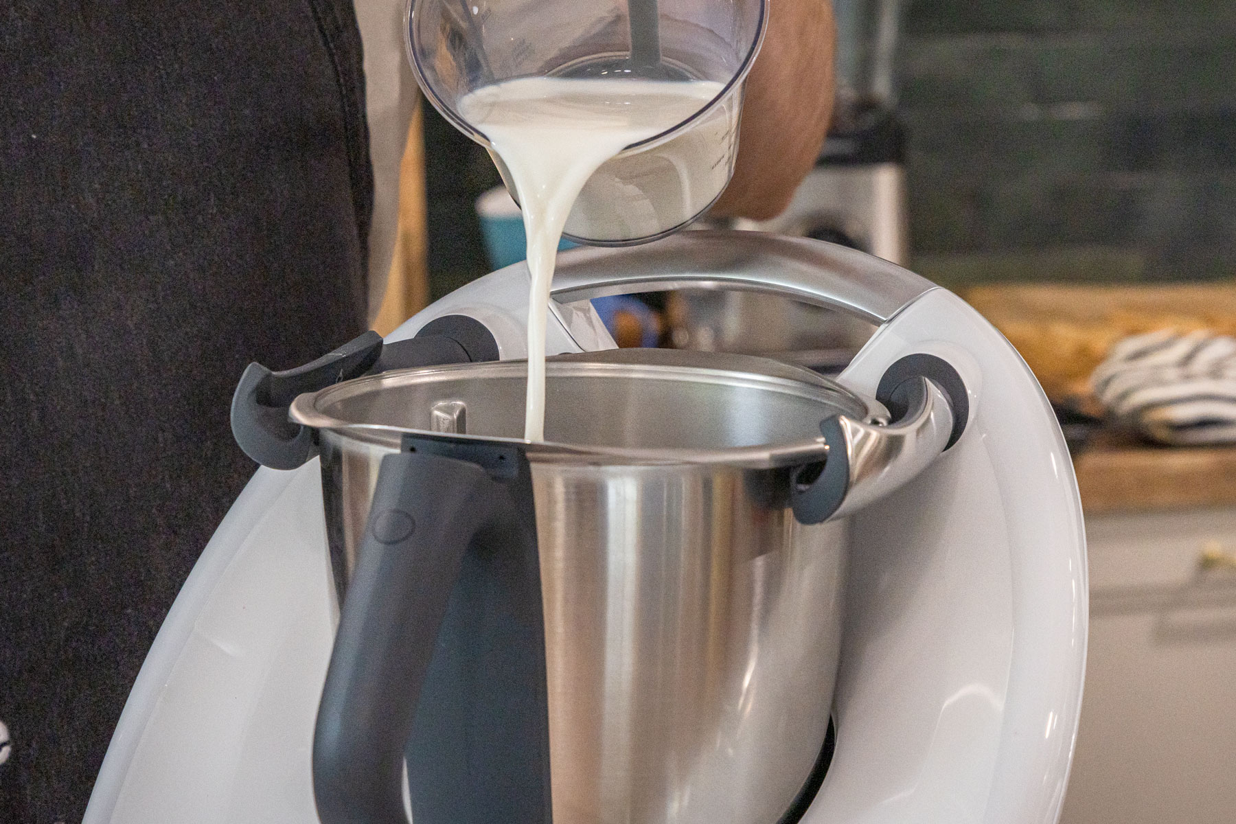 Milch in den Mixtopf gießen