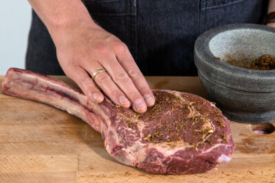 Tomahawk Steak einreiben