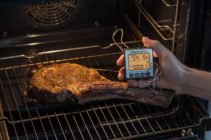 Kerntemperatur am Tomahawk-Steak mit Digitalthermometer messen