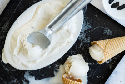 Tonkabohneneis aus der Eismaschine