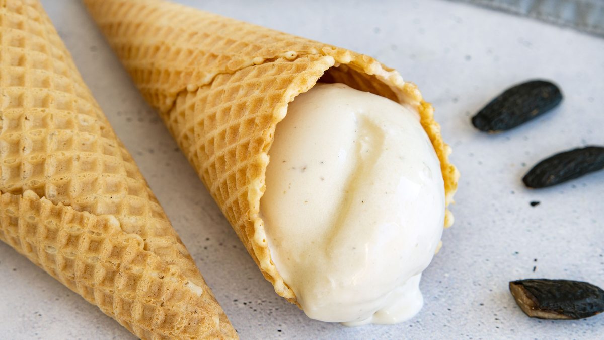 Tonkabohneneis mit der Eismaschine | Rezept - eat.de