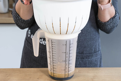 Kichererbsenwasser abtropfen lassen