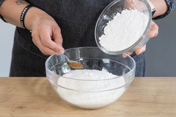 Zimt, Kokosraspeln und Zucker vermischen