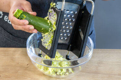 Zucchini raspeln