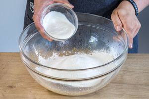 Sojajoghurt mit in die Schüssel geben