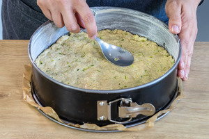 veganen Kirschkuchenteig in die Springform geben