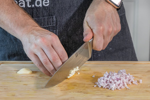 Knoblauch und Zwiebel würfeln