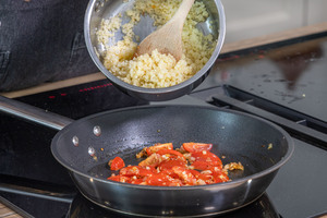 Bulgur in die Pfanne geben