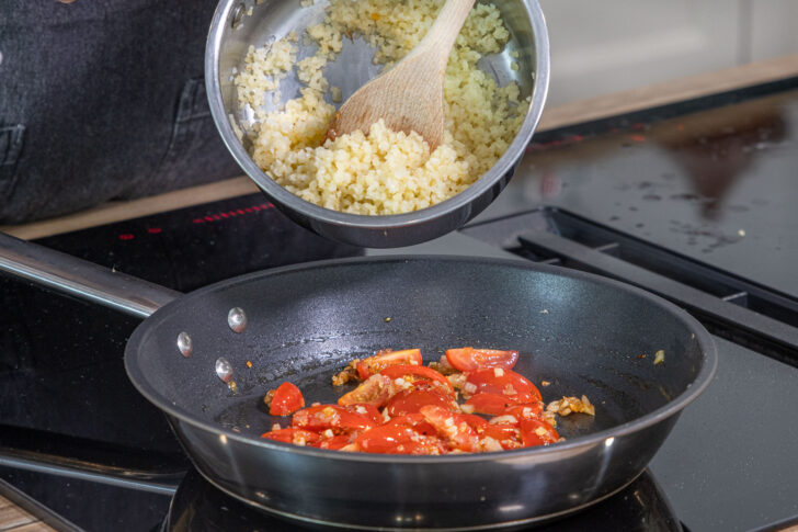 Bulgur in die Pfanne geben