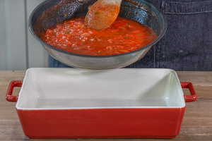 Tomaten in die Auflaufform geben