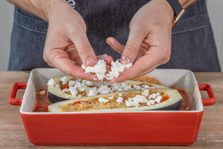 Vegetarisch gefüllte Aubergine mit Feta bedecken