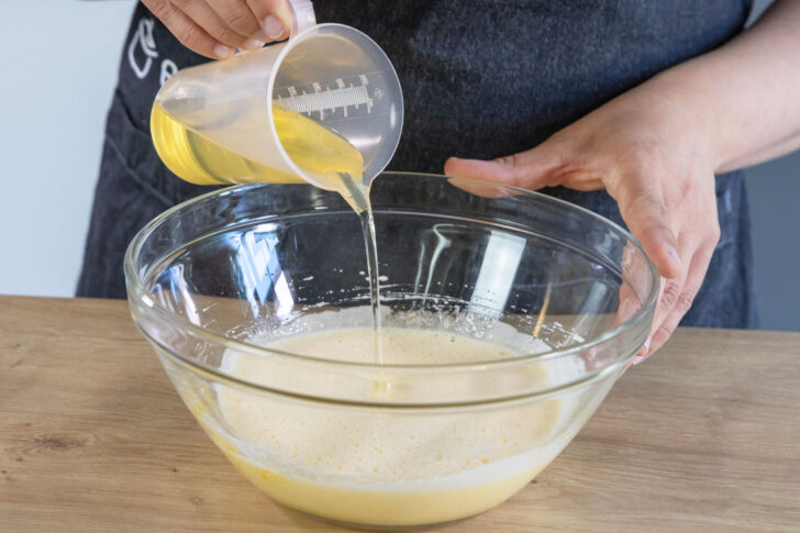 Öl zum Waffelteig geben