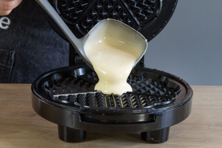 Waffelteig in Waffeleisen geben