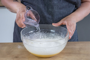 Mineralwasser zum Teig gießen