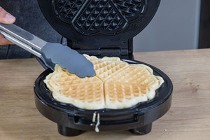 Waffel in Waffeleisen ausbacken