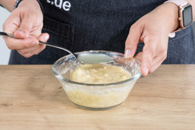Bananenpüree mit Zitronensaft mischen