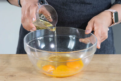Öl und Eier schaumig rühren