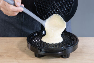 Waffelteig ohne Zucker ins Waffeleisen geben