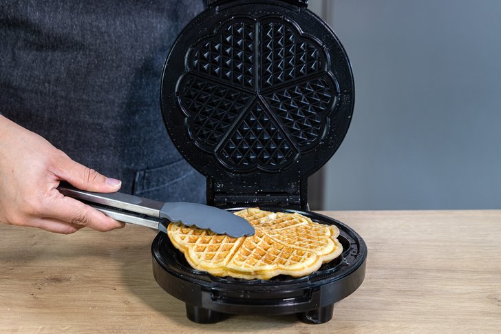 Waffel aus Waffeleisen rausnehmen