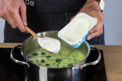 Frischkäse hinzugeben