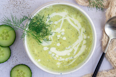 warme Gurkensuppe