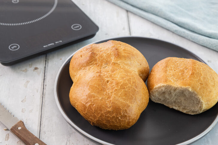 Brötchen mit Waage