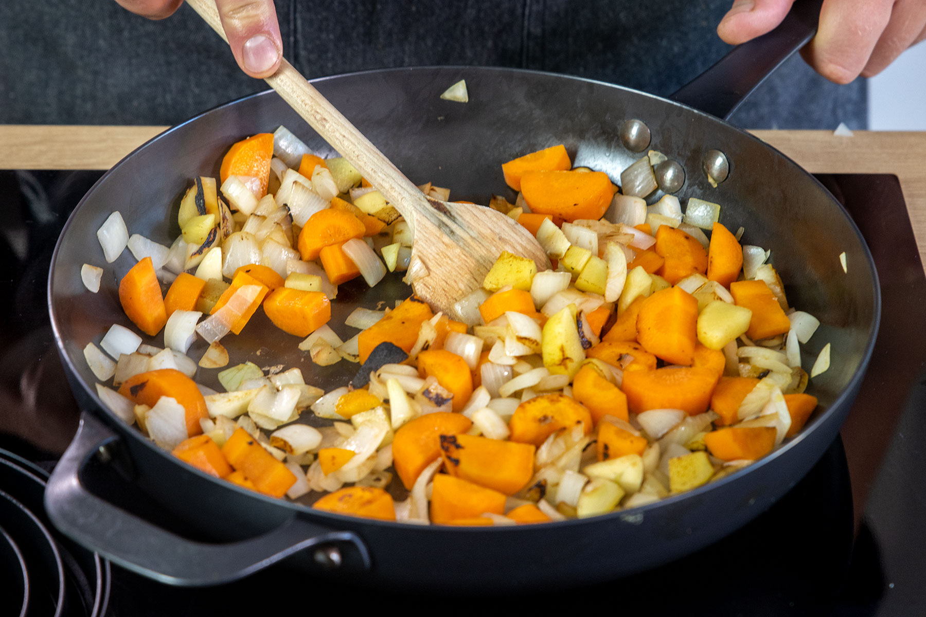 Gemüse für die asiatische Hühnersuppe anrösten