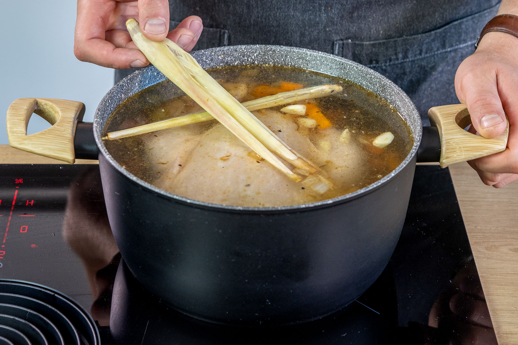 Zitronengras zur asiatischen Hühnersuppe geben
