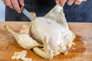 Haut vom Huhn entfernen
