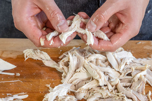 Hühnchenfleisch zerrupfen