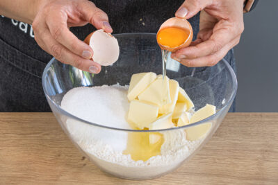 Eier in die Schüssel geben