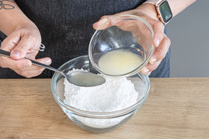 Puderzucker und Zitronensaft mischen