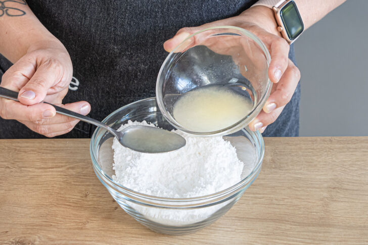 Puderzucker und Zitronensaft mischen