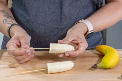 Holzspieße in Bananen stecken